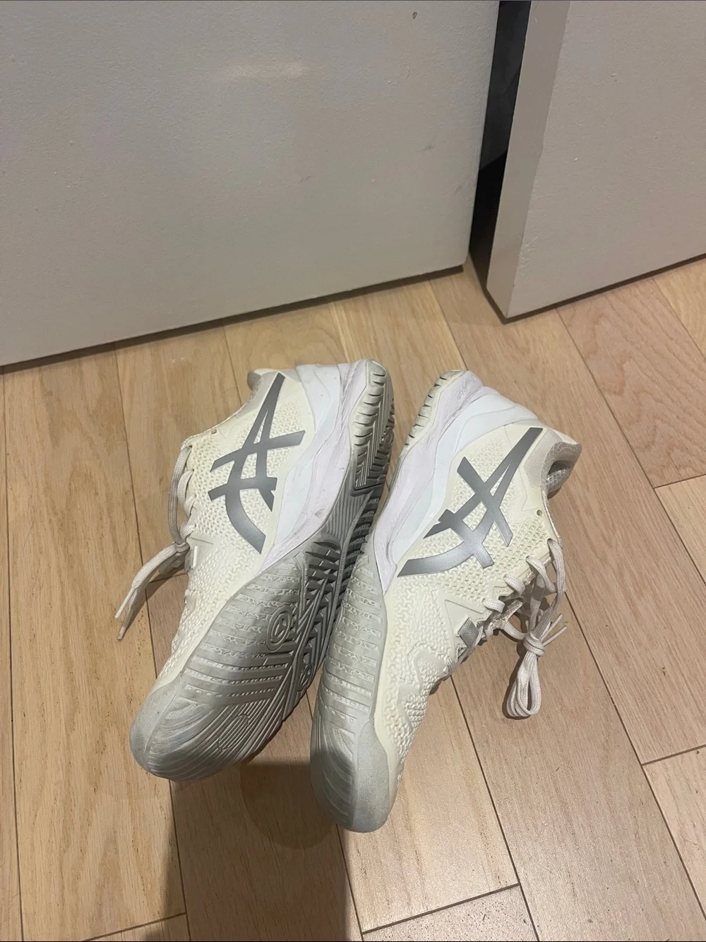 LIKE NEW ASICS Gel Resolution 8 Sneakers White Silver 7.5 Tennis Running